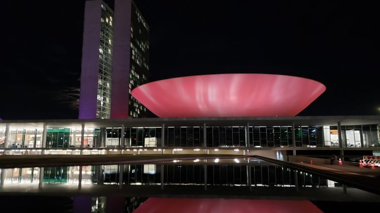 Câmara se ilumina de vermelho para comemorar o Dia Mundial do Coração