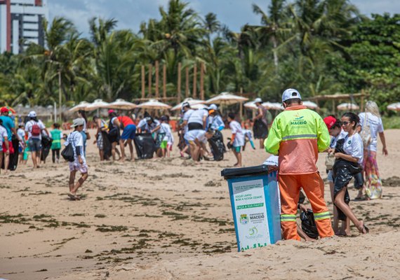 ALURB realiza mutirão de limpeza na praia de Cruz das Almas nesta sexta-feira (16)