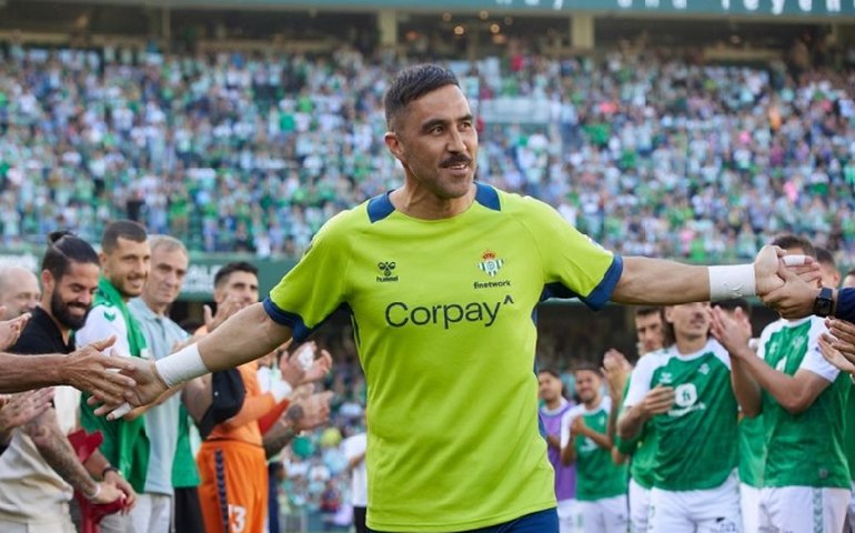Goleiro Claudio Bravo, bicampeão da Copa América com o Chile, se aposenta aos 41 anos