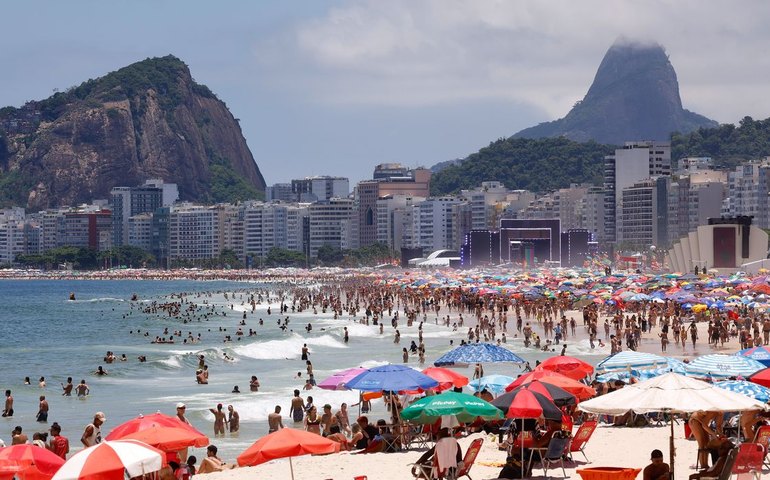 Sol movimenta praias do Rio e noite de Réveillon não deve ter chuva