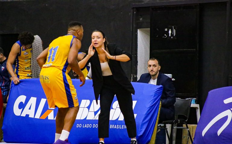 Primeira técnica mulher no NBB, Jelena Todorovic começa com pé direito