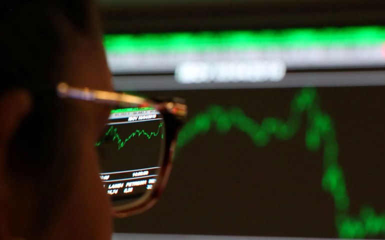 Bolsa bate novo recorde com alívio nas tensões externas e dólar recua