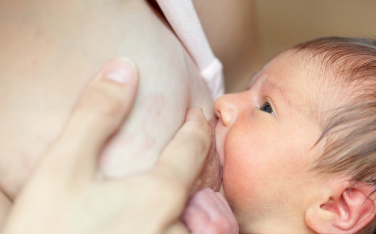 Covid-19: amamentação pode ser mantida em casos suspeitos ou confirmados da doença