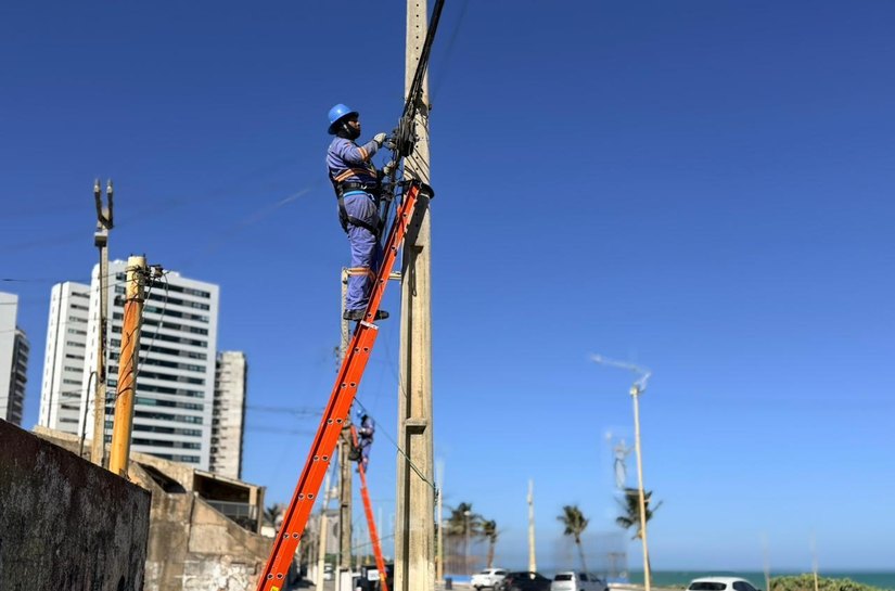 Após furto de cabos elétricos, iluminação é restabelecida na orla de Jacarecica