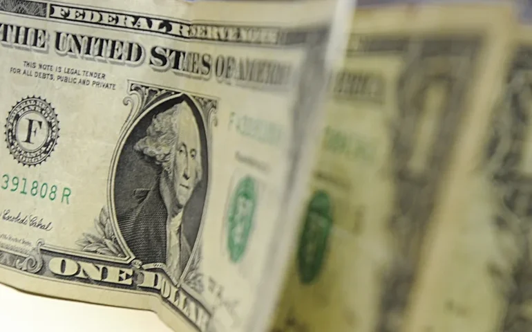 Dólar no fim de 2025 passa de R$ 5,48 para R$ 5,45, projeta Focus
