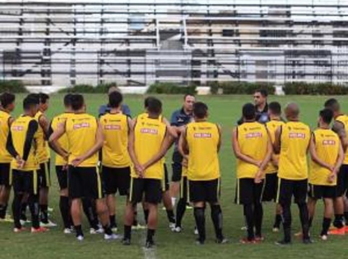 Atletas alvinegros fazem treino intenso no Fumeirão
