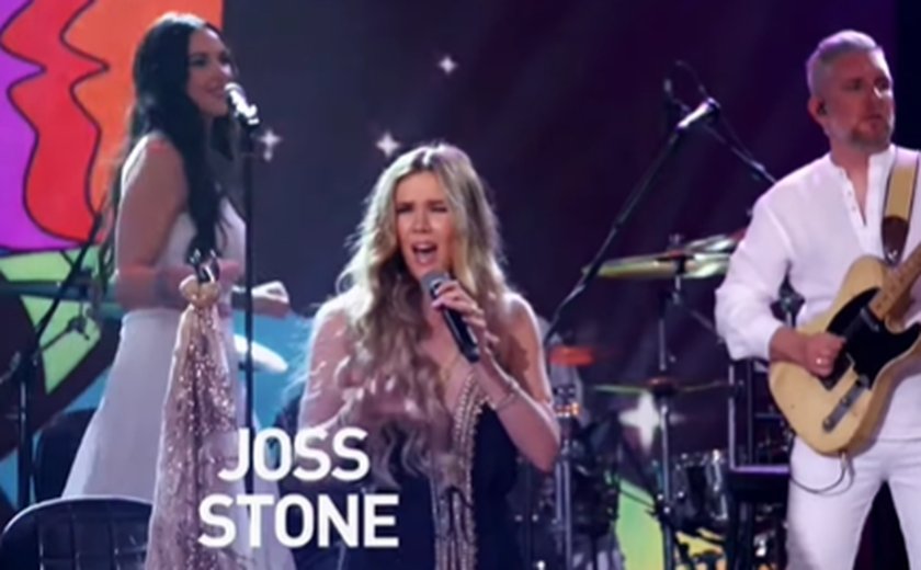 Joss Stone pede desculpas a Renato Aragão após atingi-lo com flor