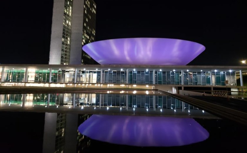 Câmara recebe iluminação especial pela campanha de conscientização Agosto Lilás