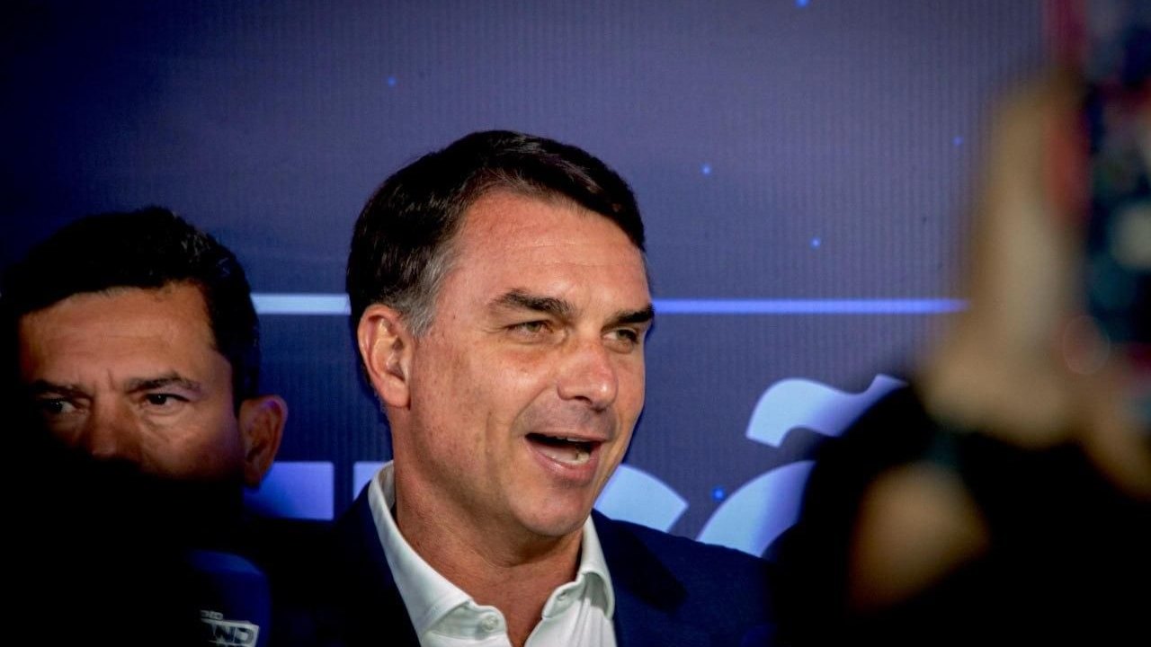 Flávio Bolsonaro ultrapassa Lula com 13,65% das urnas apuradas