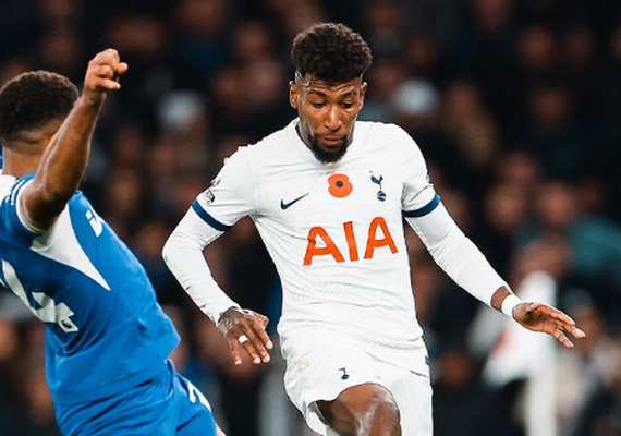 Tottenham tem dois expulsos, perde série invicta com goleada do Chelsea e o topo do Inglês