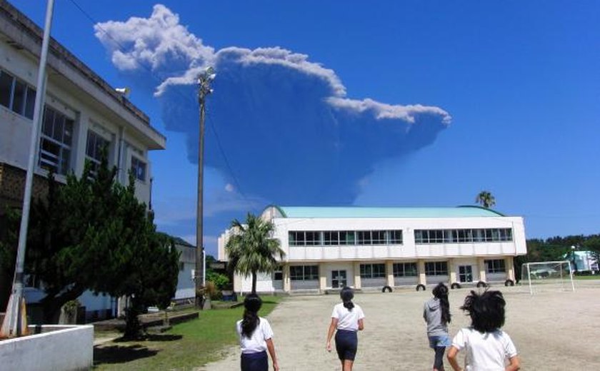 Vulcão japonês entra em erupção e autoridades evacuam a Ilha de Kuchinoerabu
