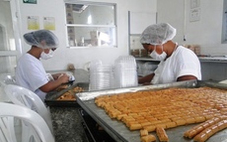 Empresa alagoana produz 60 mil pacotes de biscoitos por mês