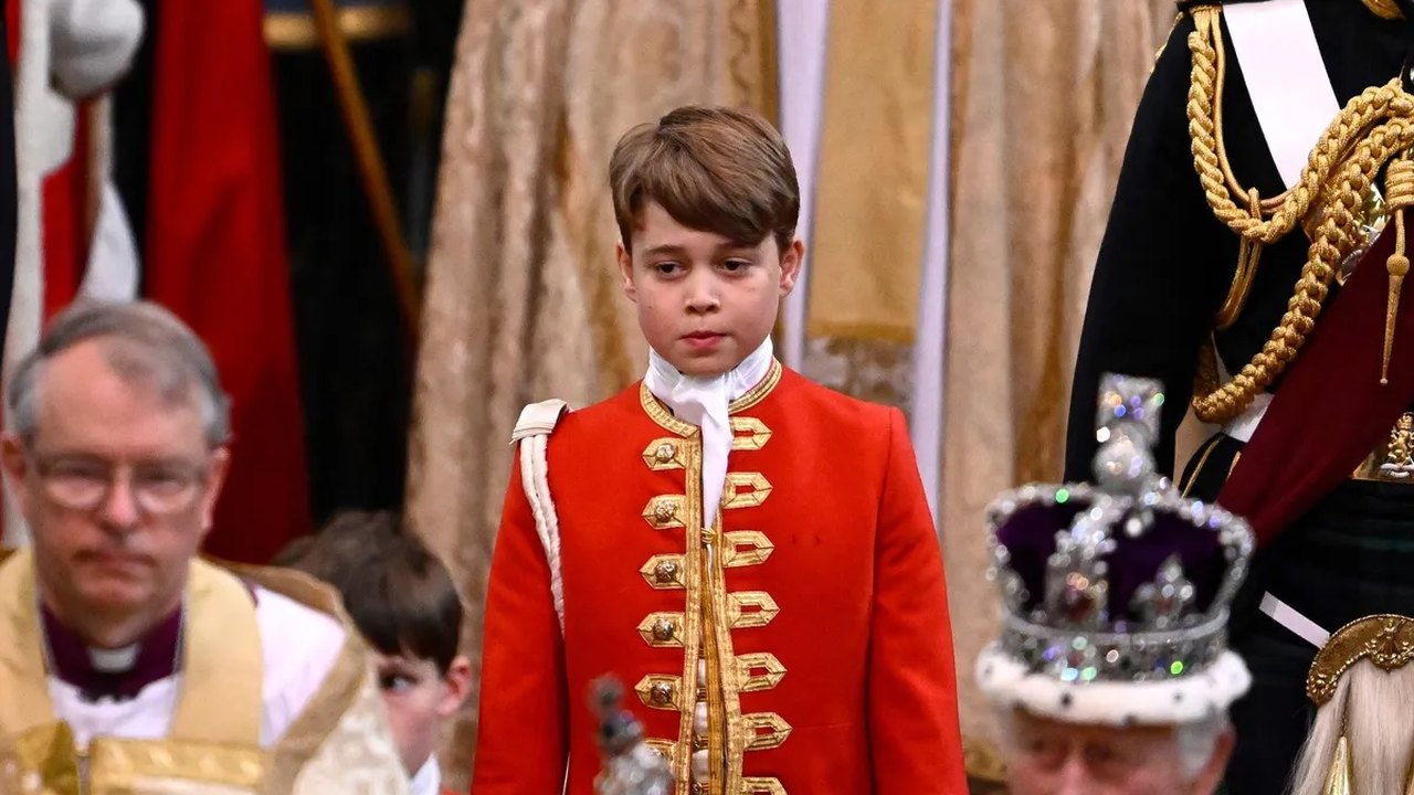Príncipe George convenceu o avô, rei Charles III, a mudar regra da coroação por temer bullying
