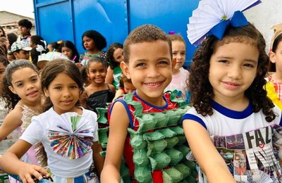 Estudantes de escola municipal realizam desfile de moda sustentável