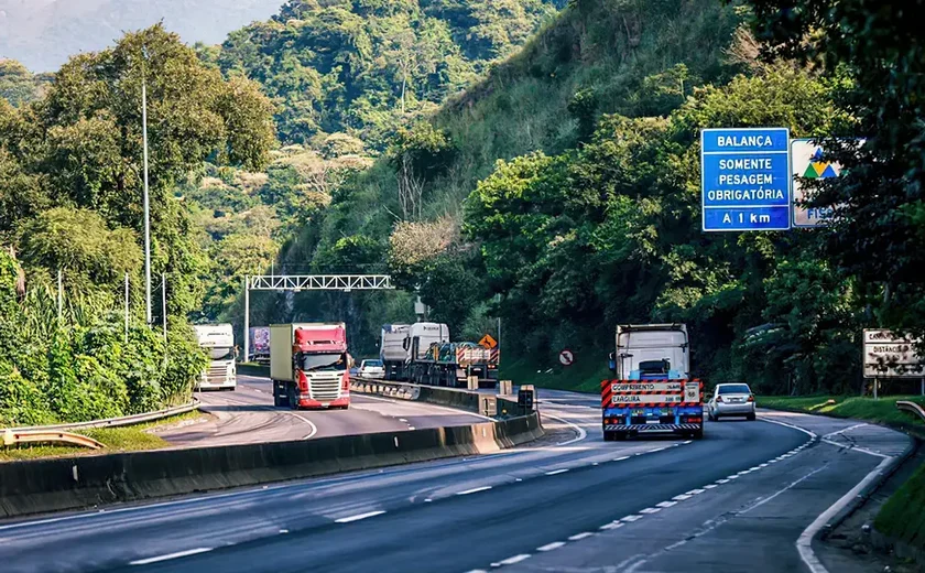 Acidente entre carros de luxo deixa 1 pessoa morta e 2 feridas na Rodovia dos Bandeirantes