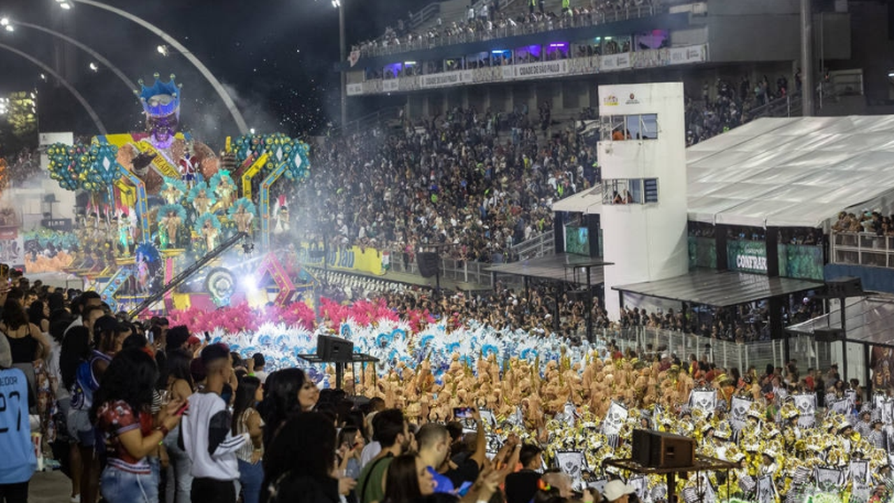 Desfile em SP é marcado por emoção, crítica social e referências culturais