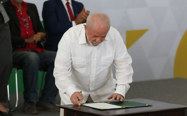 Lula diz que trabalhadores de aplicativos precisam de proteção social