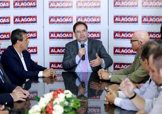 Luciano Barbosa concede entrevista coletiva em Arapiraca