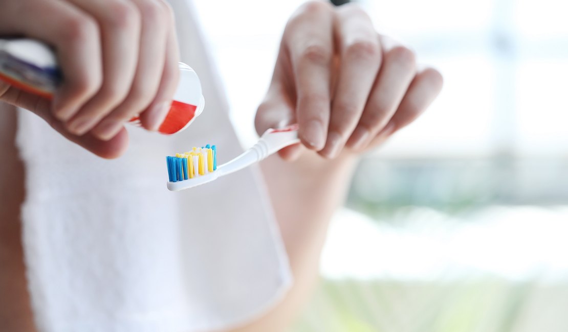Dividir ou não a escova de dente? Dentista alerta sobre os principais riscos