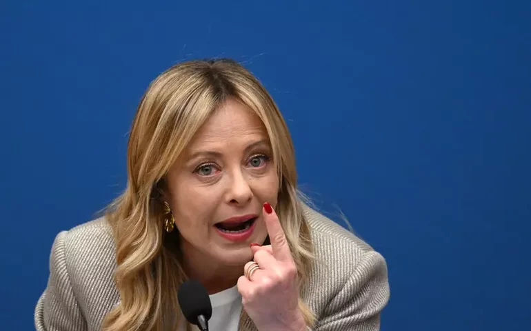 Governo Meloni endurece políticas migratórias e aprova bloqueio naval
