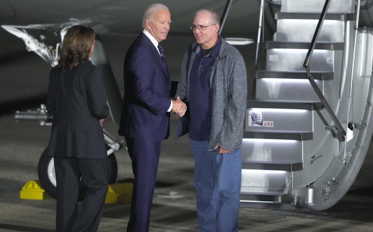 Prisioneiros envolvidos em troca entre EUA e Rússia são recebidos por Biden e Putin em Washington e Moscou