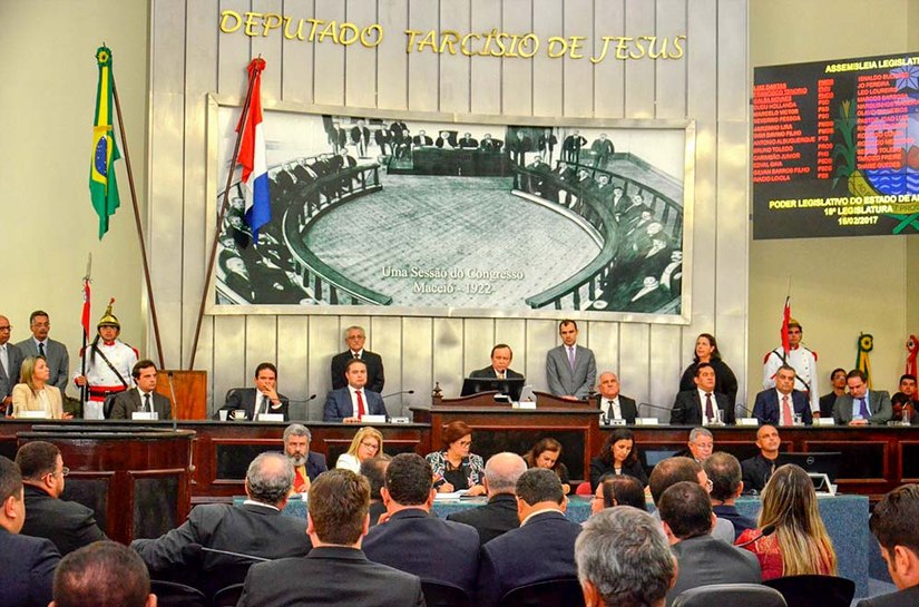 Conselheira Maria Cleide representa o TCE na reabertura dos trabalhos na ALE