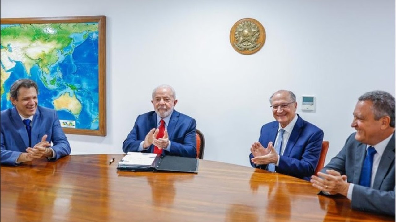 Lula assina MP que cria o Desenrola, para tirar até 70 milhões das dívidas