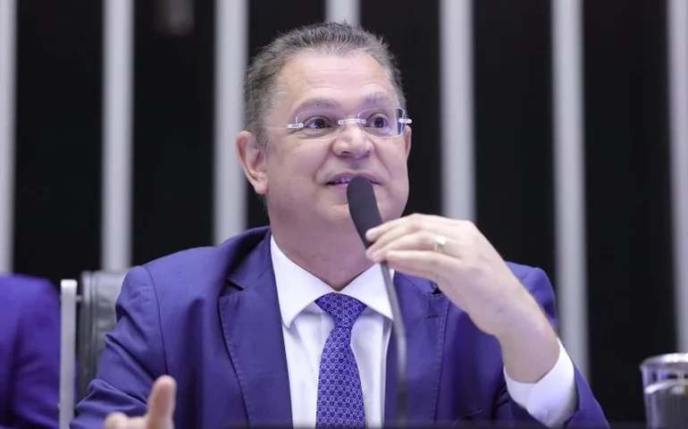 Oposição consegue assinaturas para projeto da anistia seguir rito acelerado na Câmara