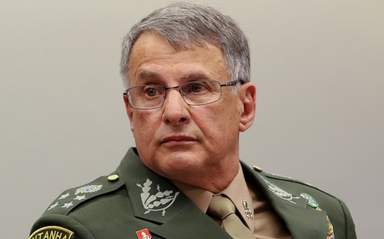 Comandante do Exército, Pujol cai de cavalo, quebra perna e passará por cirurgia