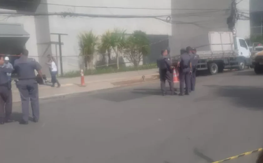 Trabalhador cai de altura de 10 metros de edifício e atinge pedestres em SP, diz Bombeiros
