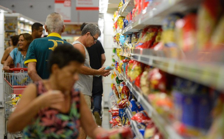 Alimentação no domicílio acumula queda de 1,89% no ano pelo IPCA-15