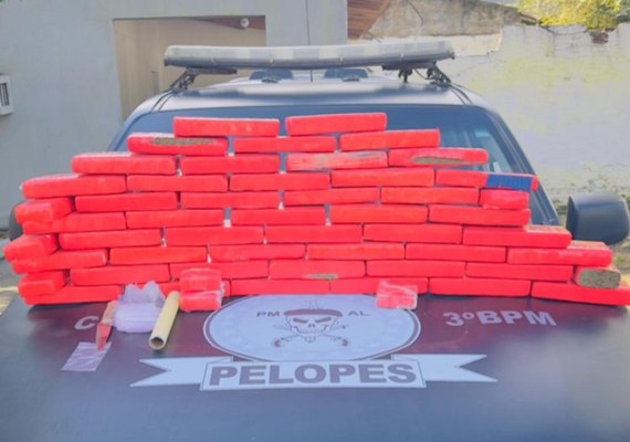 Polícia Militar cumpre mandado de prisão e apreende mais de 50 tabletes de maconha