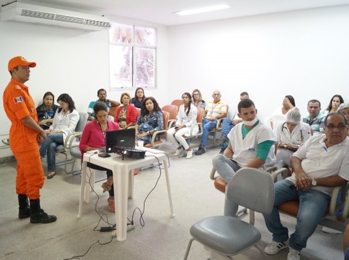 Servidores do HGE são orientados sobre como combater incêndios