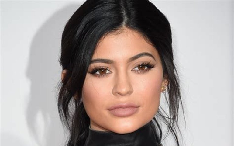 Kylie Jenner se fantasia como Barbie para o Dia das Bruxas