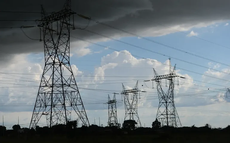Apagão em SP foi causado por queda de pipa em subestação