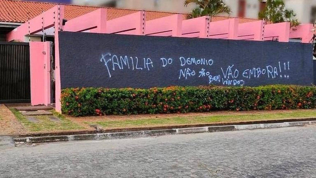 Muro de mansão de modelo casado com 8 mulheres é pichado: ‘Família do demônio’