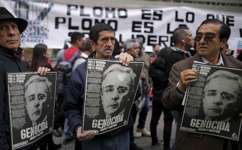 Ex-presidente da Colômbia Álvaro Uribe é condenado pela Justiça por suborno