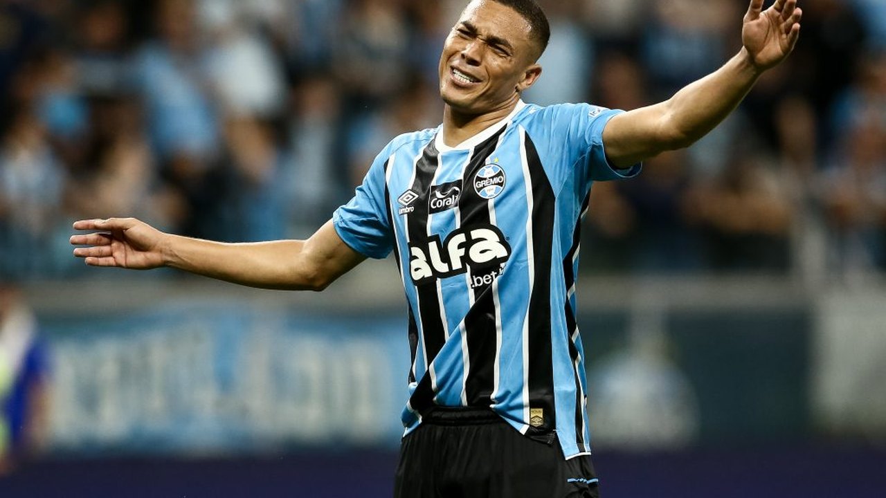 Carlos Vinicius comenta interesse do Atlético-MG: “Última vez que toco no assunto”