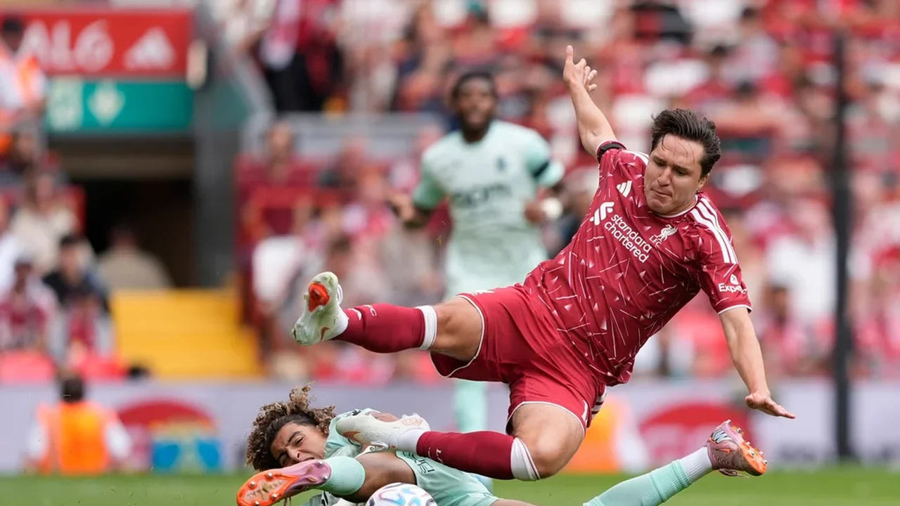 Bezos e Saverin juntam-se a um consórcio que adquire uma participação minoritária no Liverpool.