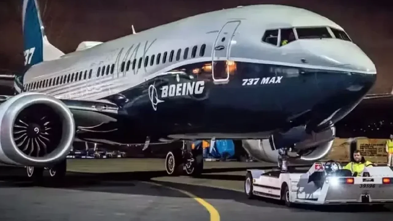 Avião Boeing atinge trator durante pouso e deixa um ferido nos EUA