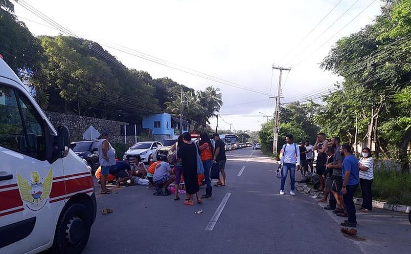 Acidente com motos deixa quatro pessoas feridas em Guaxuma