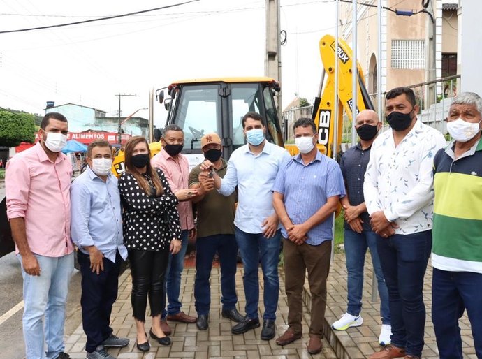 Prefeito Arthur Freitas entrega três novos veículos e amplia renovação da frota de Santana do Mundaú