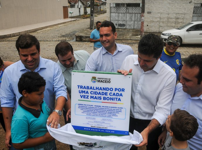 Prefeito Rui Palmeira reinaugura arena esportiva no Eustáquio Gomes