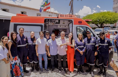 Prefeitura de Penedo entrega 5 veículos, 1 ambulância, fardamentos e van para agricultores