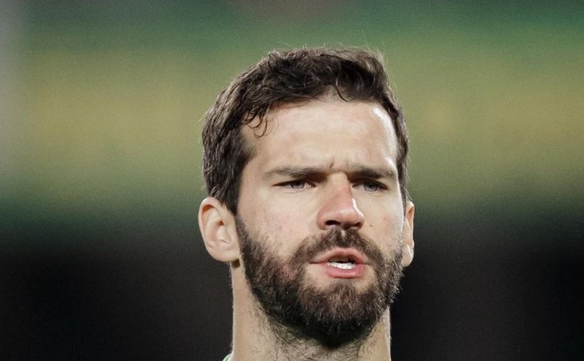 Alisson desfalca Liverpool na Copa da Liga Inglesa e pode ficar fora da lista de Dorival