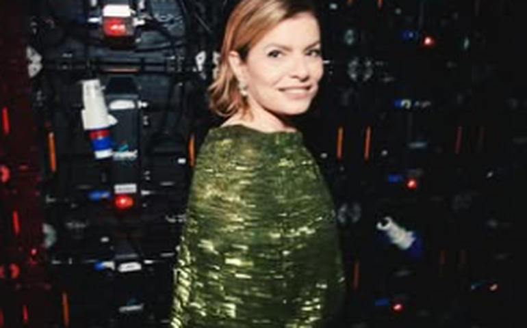 Debora Bloch recebe homenagem e se emociona em encontro com o pai