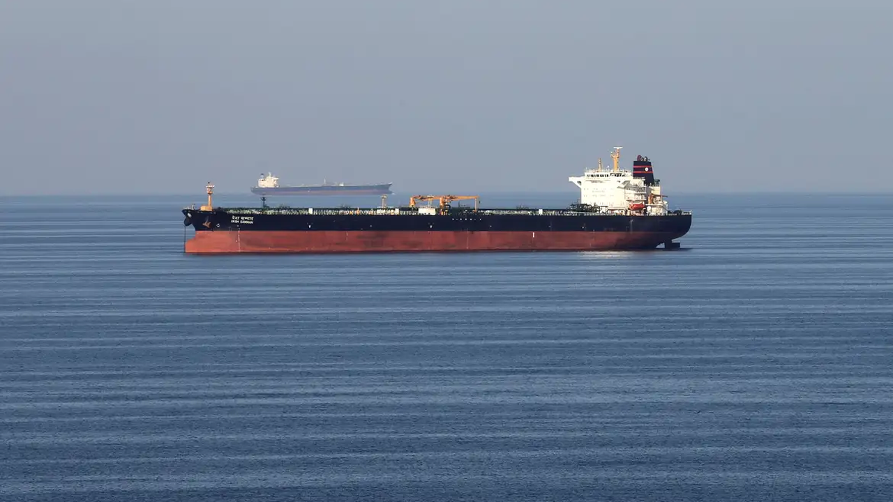 Dois petroleiros russos derramam óleo no Estreito de Kerch após tempestade