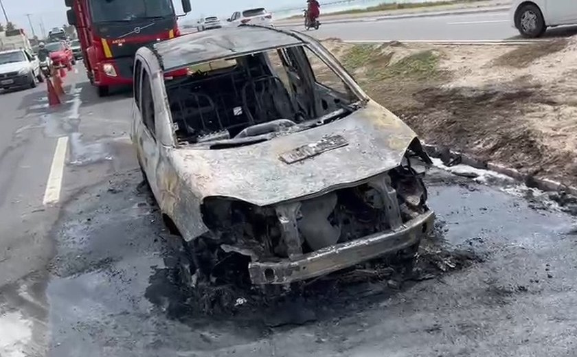 Carro é destruído por incêndio na Avenida Assis Chateaubriand, em Maceió