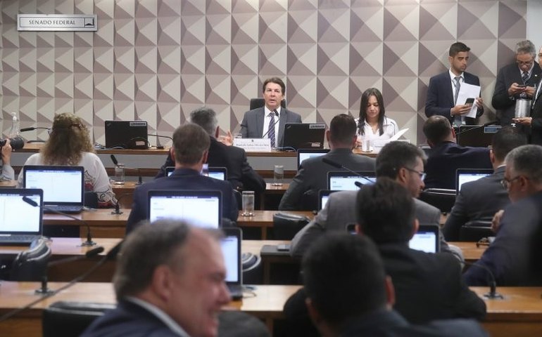 Fazendeiro investigado por financiar atos antidemocráticos fica em silêncio na CPMI; assista