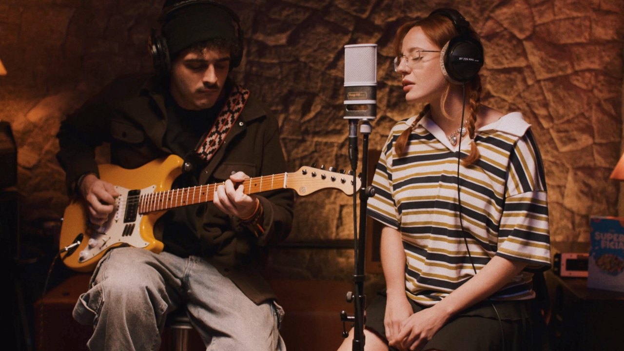 A cantora Cella lança o single “Superficial - acústico”, com participação do guitarrista Léo Lou